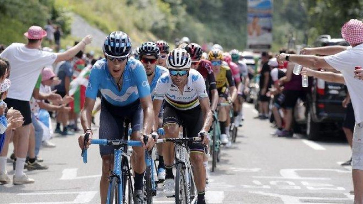 Alejandro Valverde rueda detrás de Marc Soler.