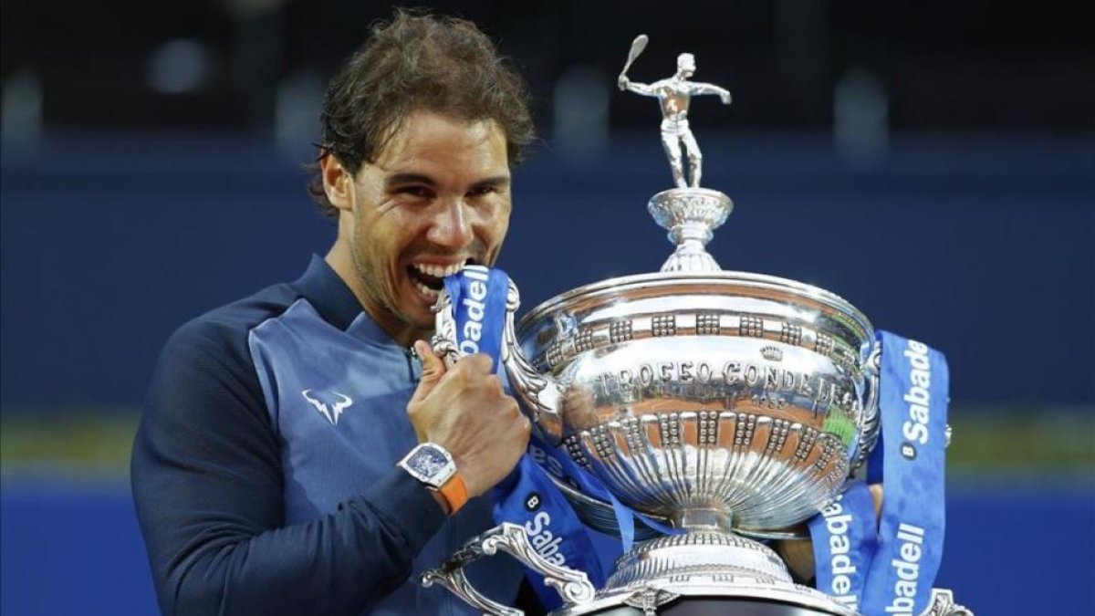 Nadal levanta el trofeo de Barcelona.