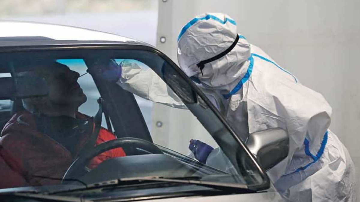 Pruebas PCR en las carpas junto al Palacio de Exposiciones de León. FERNANDO OTERO