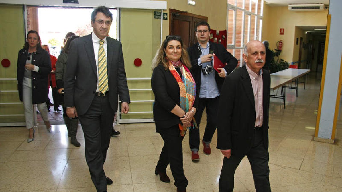 Majo, junto con Gracia de Miguel, y el coordinador del centro, Alejandro García. F. OTERO PERANDONES