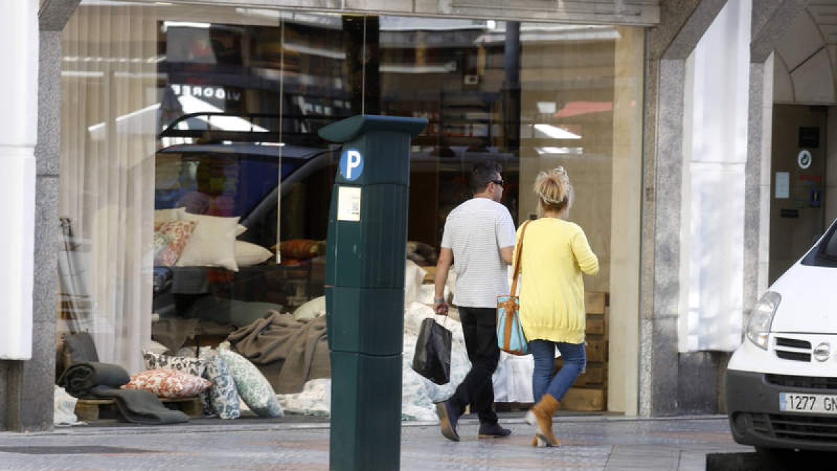 Los comercios que se adhieran contarán con una pegatina identificativa para poder alertar a los clientes. MARCIANO