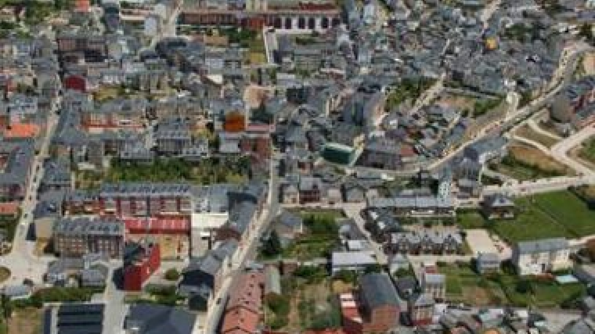 Una vista aérea de archivo del casco urbano de Bembibre, el más favorecido por el proyecto.