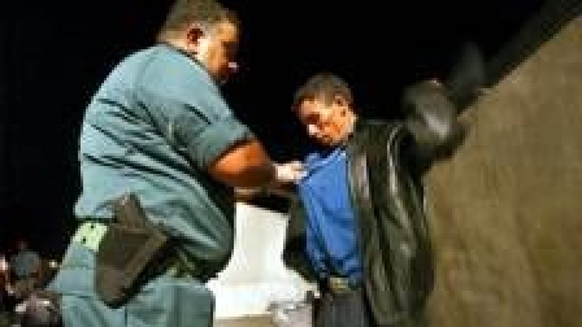 Un agente de la Guardia Civil cachea a un inmigrante magrebí en Tuineje (Fuerteventura)