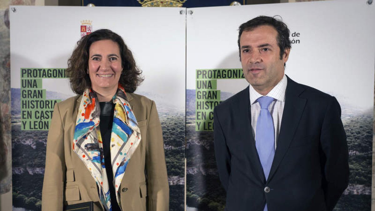 La consejera de Cultura y el director general de Turismo, ayer en la presentación. R. GARCÍA