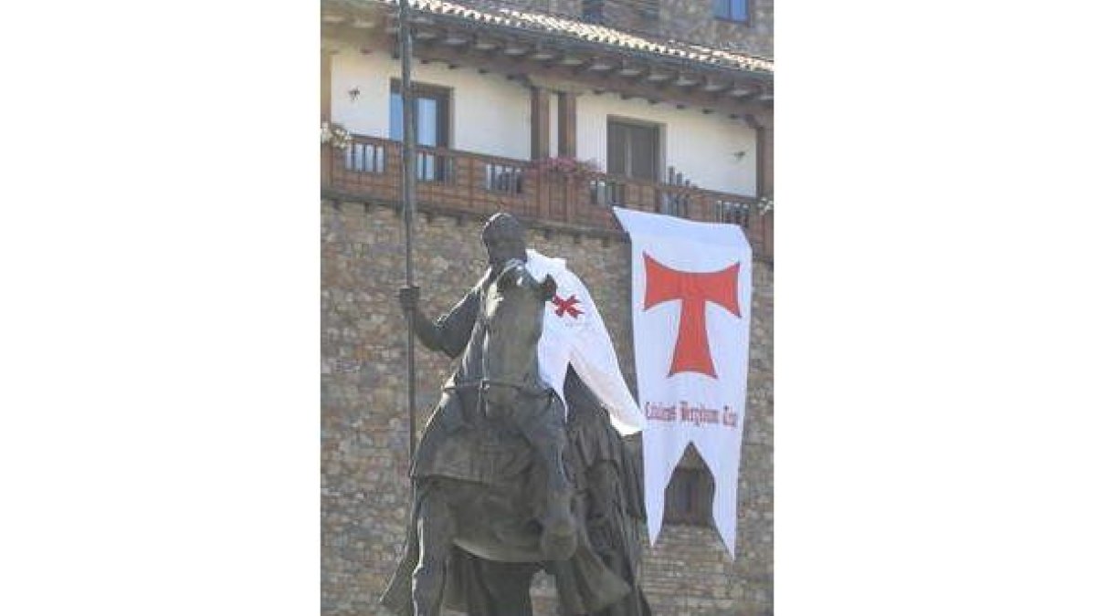 El Caballero Templario, cubierto con la capa del Temple.
