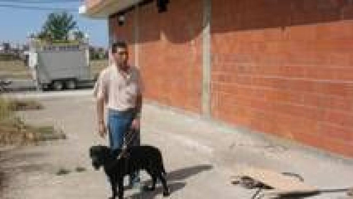 Mangueras y otros obstáculos dificultan que Vilorio salga a la calle en periodo festivo