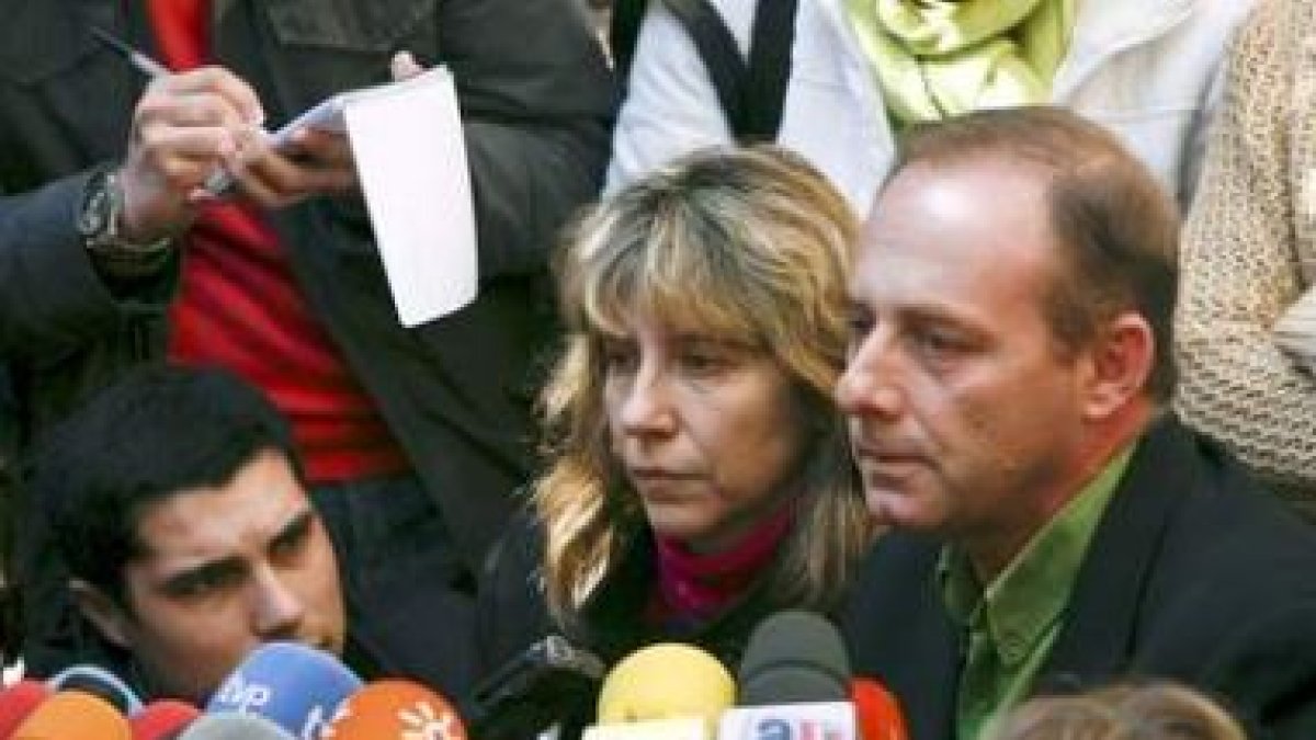 Eva y Antonio, padres de Marta, ofrecieron una rueda de prensa