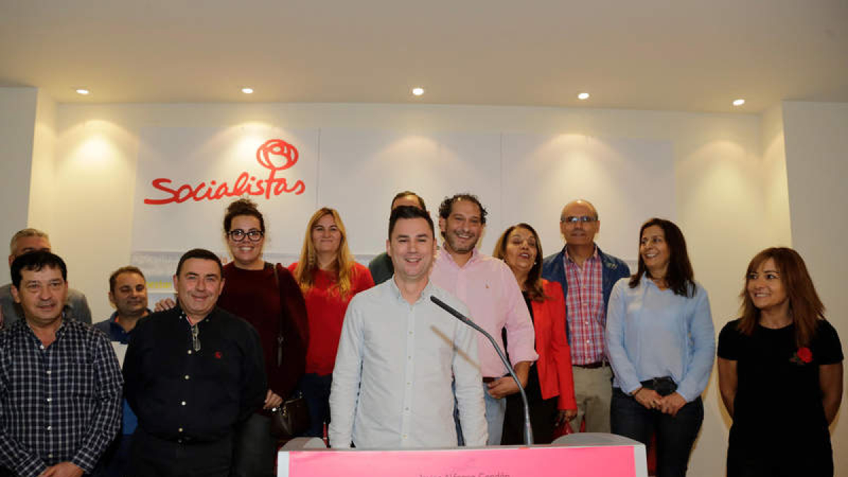 Javier Alfonso Cendón rodeado de parte de su equipo a la dirección socialista. SECUNDINO PÉREZ