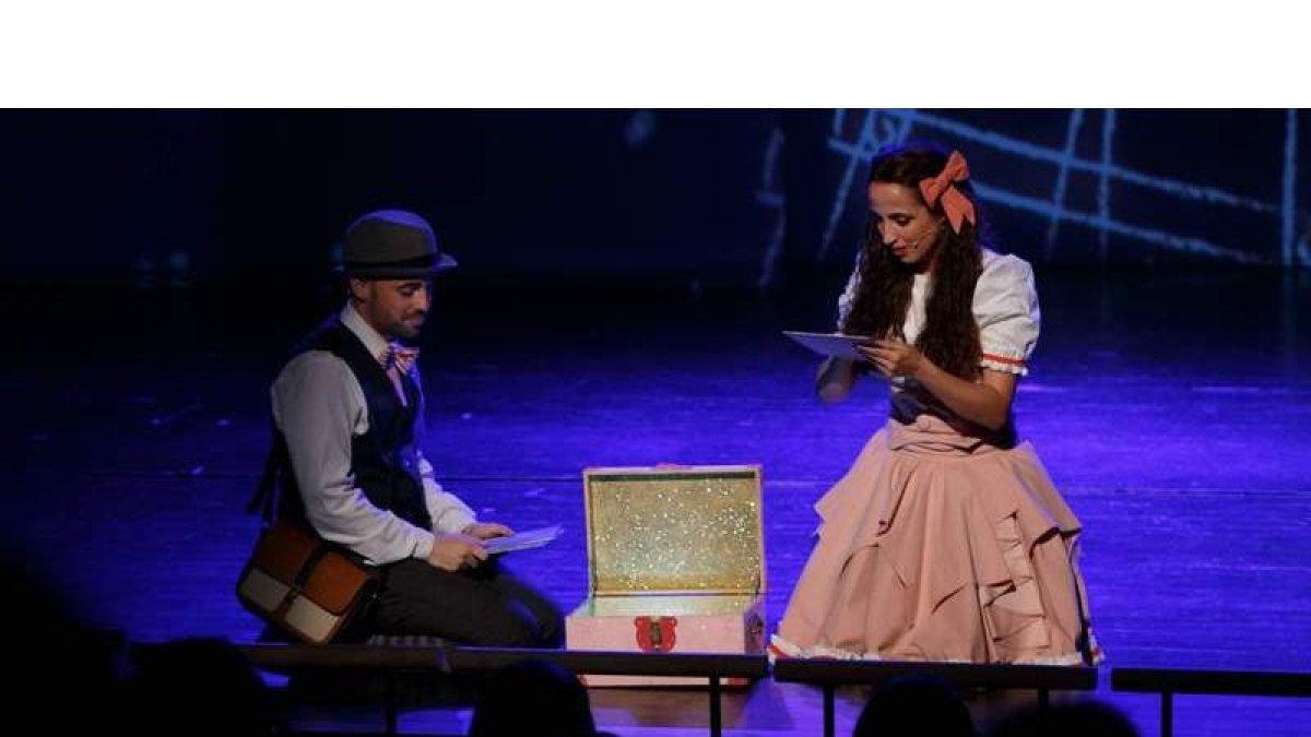 Escena de ‘Sherlock Holmes y el cuadro mágico’, obra de teatro para niños, que se representará hoy y mañana en el Auditorio. DL