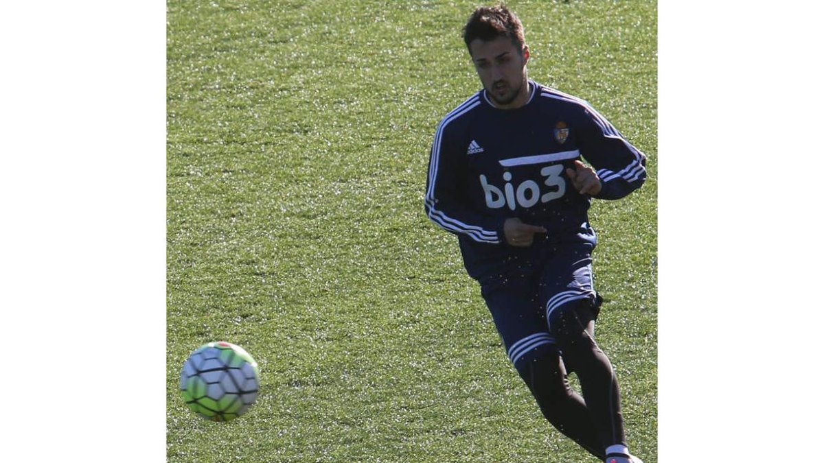 Casado será titular en el lateral zurdo para sustituir al lesionado Camille. L. DE LA MATA