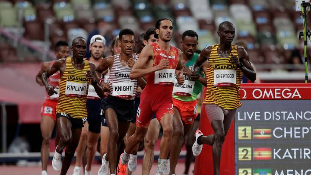 El español Mohamed Katir (i) compite en las rondas preliminares de 5000m masculino durante los Juegos Olímpicos 2020, este lunes en el Estadio Olímpico de Tokio (Japón). EFE/ Juan Ignacio Roncoroni