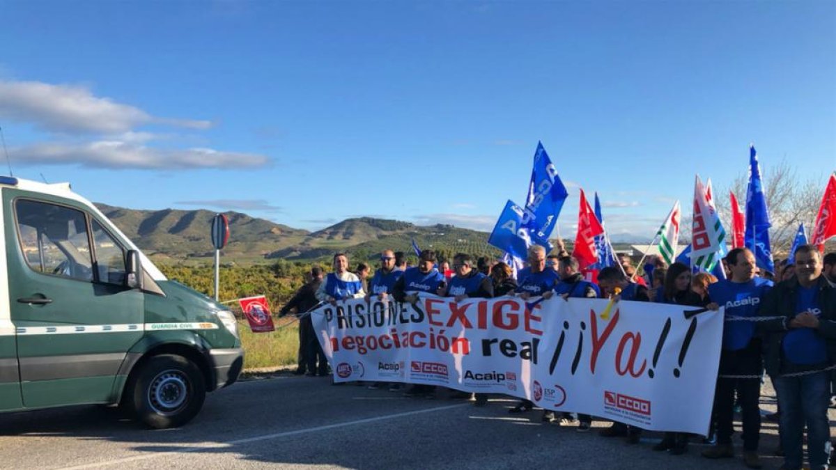 Funcionarios cortando la carretera de acceso a la prisión de Alhaurín
