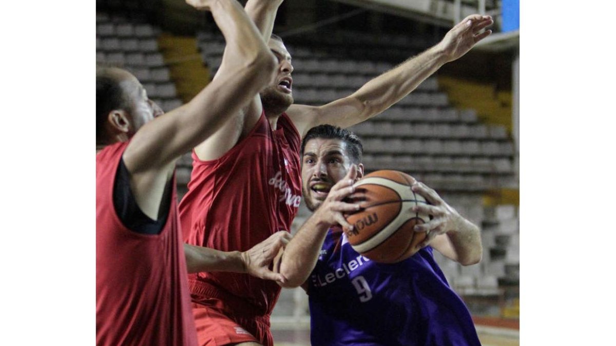 Medina aportó 17 puntos en el triunfo de Agustinos E.Leclerc. S. PÉREZ