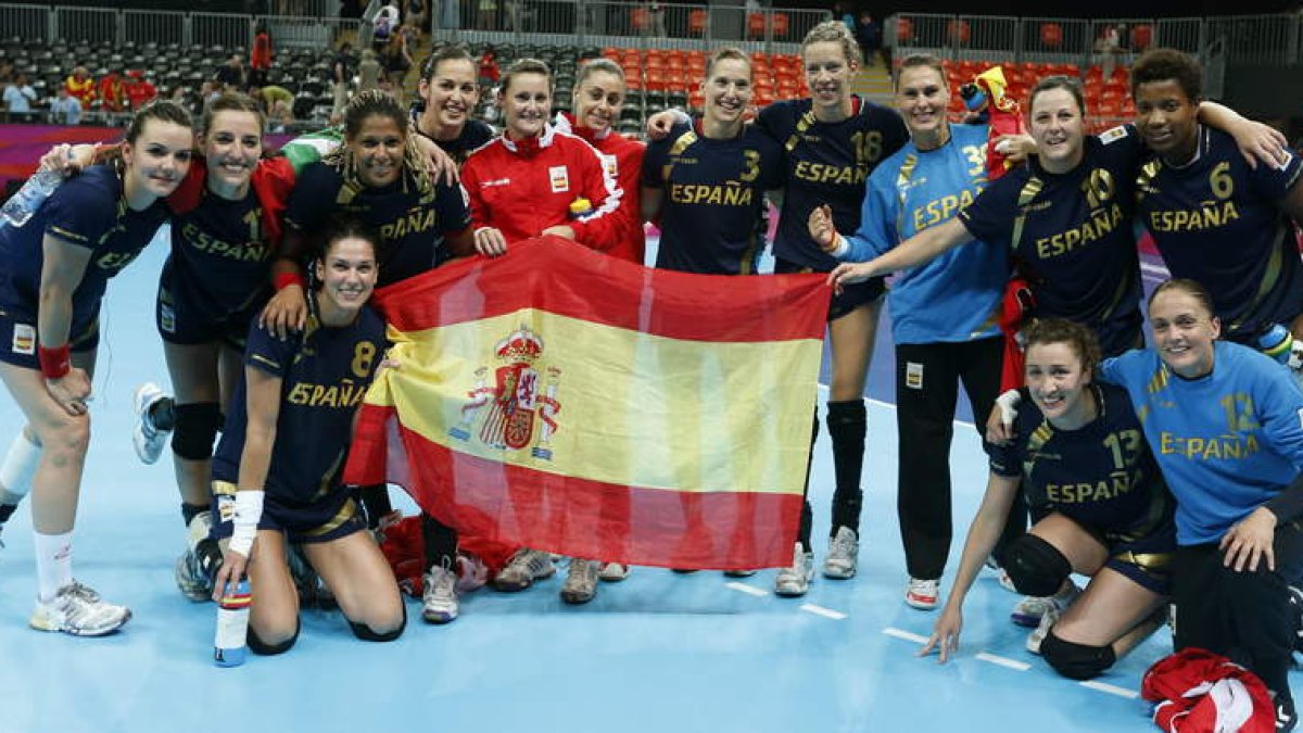 Las jugadoras de la selección española de balonmano femenino celebran la medalla de bronce.