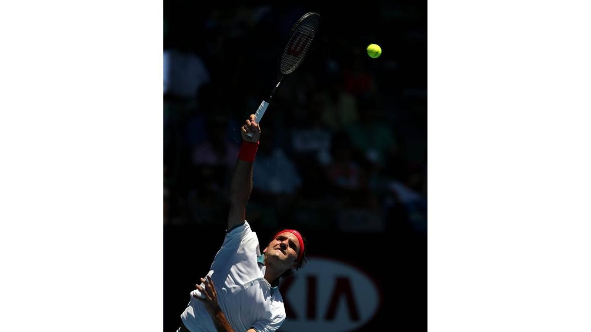 El suizo Roger Federer ante el australiano James Duckworth durante el primer día del Abierto de tenis de Australia.