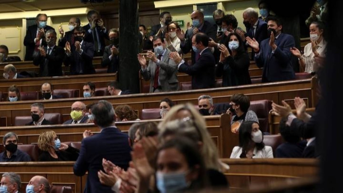Los diputados del PP aplauden al principio tras decir la presidenta de la cámara, Meritxell Batet, que quedaba derogada la ley de la reforma laboral, aunque finalmente el pleno del Congreso de los Diputados votó a favor de la convalidación de la misma tras el voto de Casero (PP). KIKO HUESCA