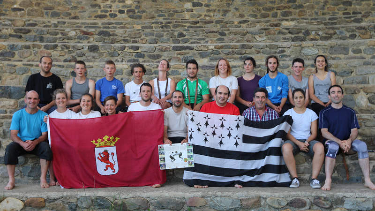 Bretones y leoneses, con sus banderas, comparten agarres en Riaño y en próximos corros