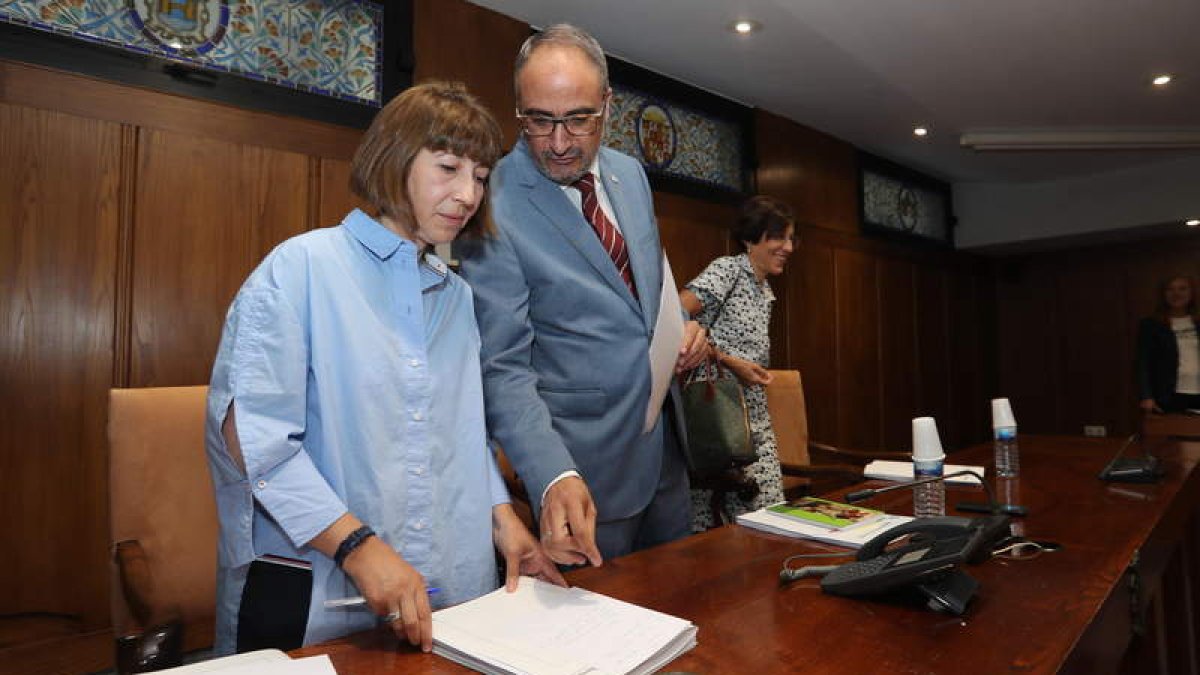 El alcalde de Ponferrada, con la concejala Mabel Fernández, portavoz del PSOE, ayer. ANA F. BARREDO