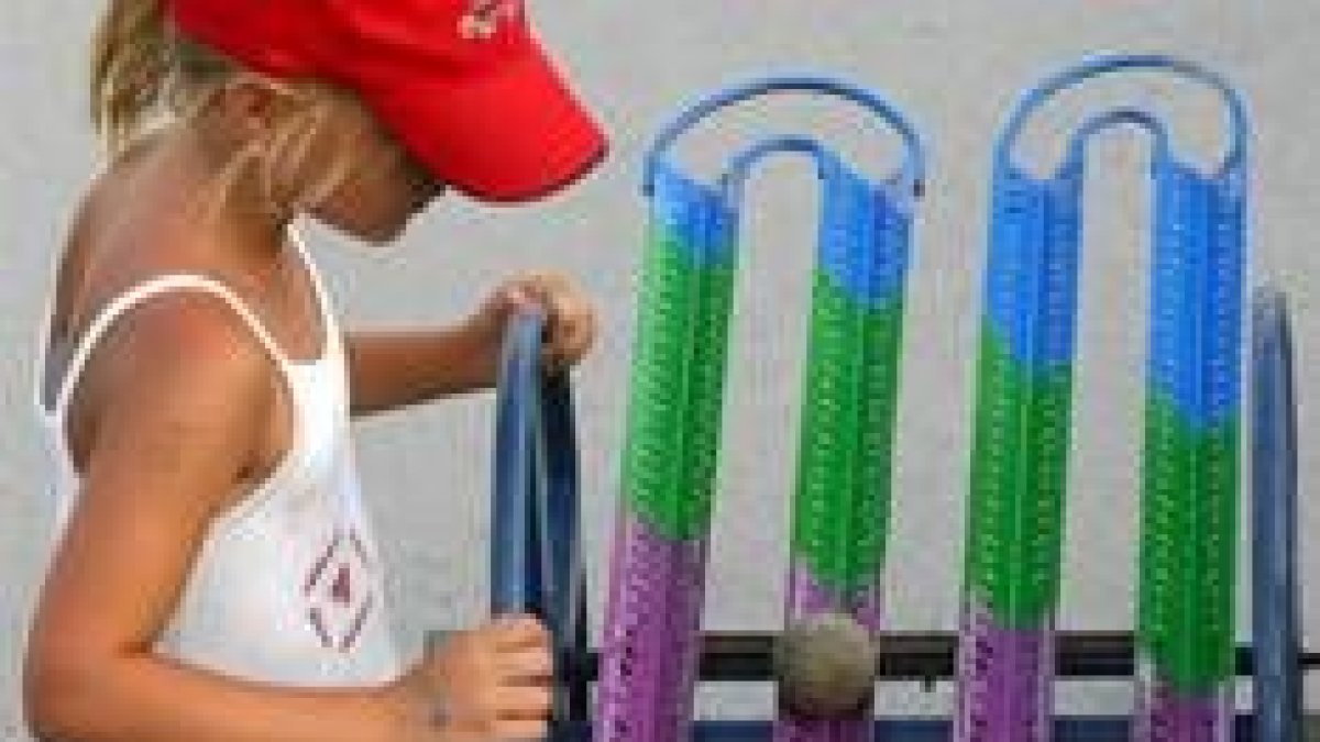 Una niña realiza una de las múltiples actividades lúdicas que se pueden ejercer en el Fórum 2004