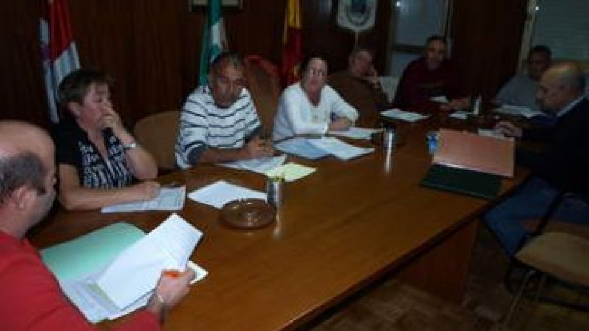 Un momento de la sesión plenaria celebrada el jueves en el Ayuntamiento de Valdefuentes.