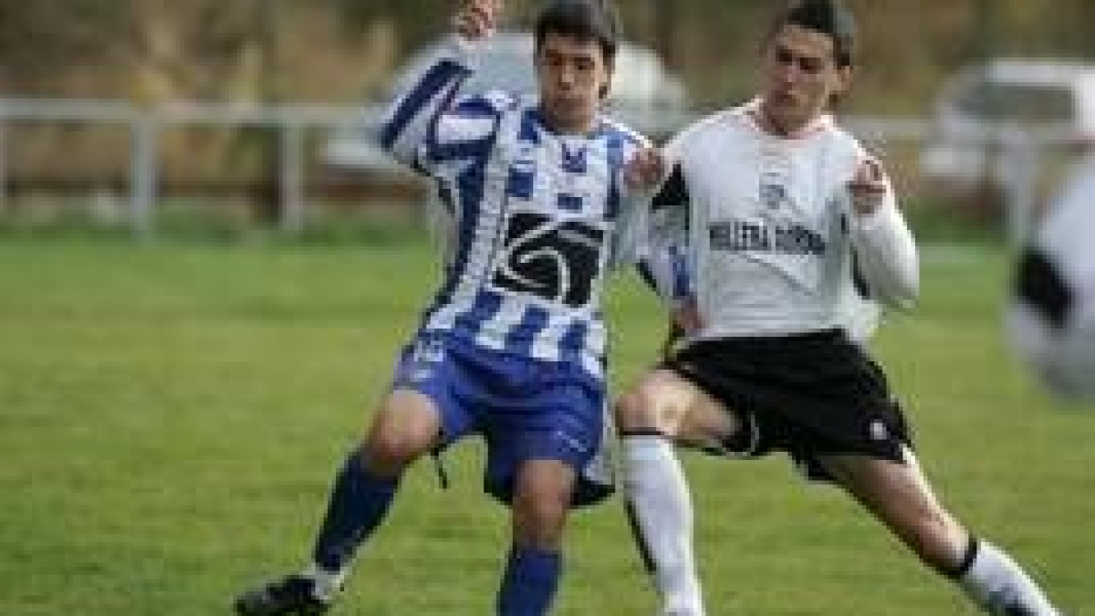 El hullerista Víctor, a la derecha, pugna por hacerse con el balón con el deportivista David