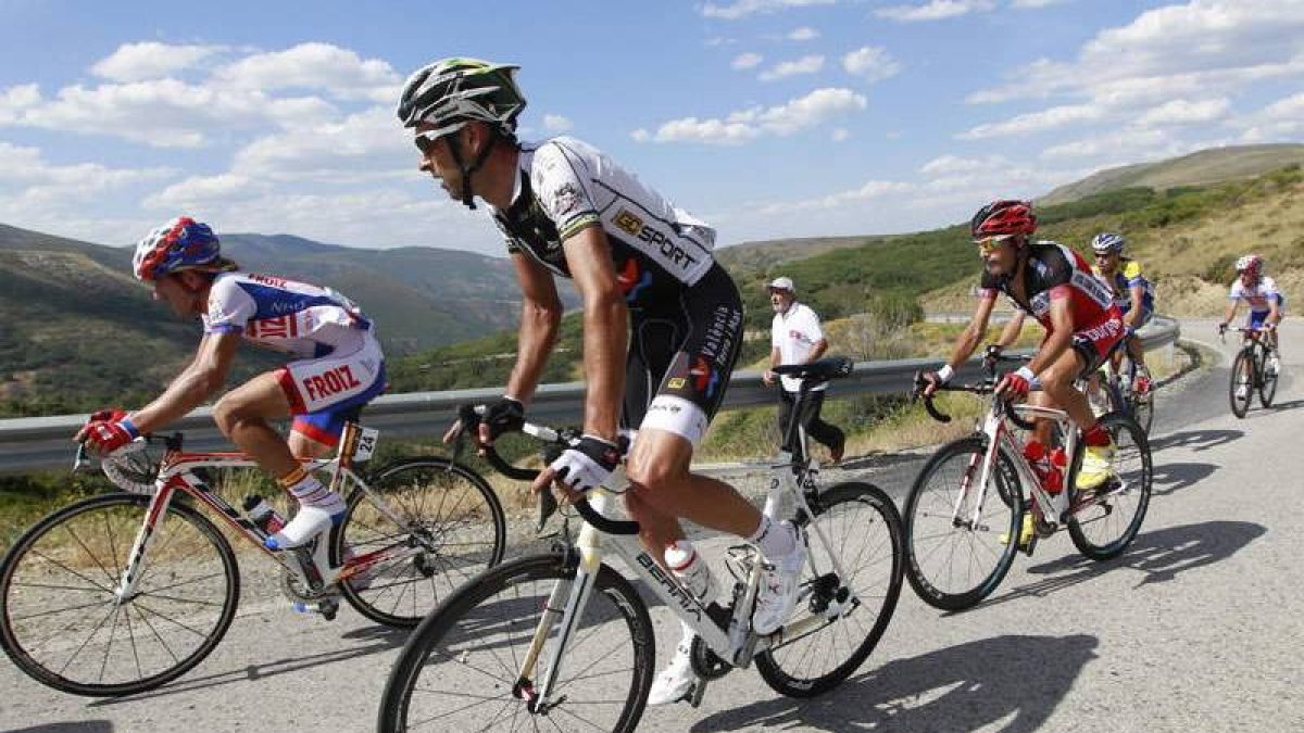 En primer término, José Belda, ganador de la segunda etapa, a su paso por la cima del primer puerto de primera categoría del día, el Puerto de las Gobernadas.