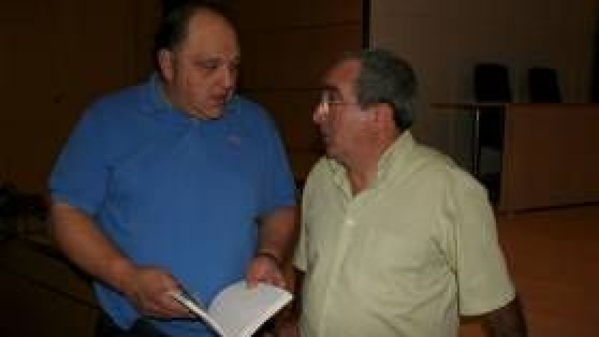 Miguel Ángel Fernández comenta diversos aspectos del libro con su autor, el berciano Benjamín Rubio