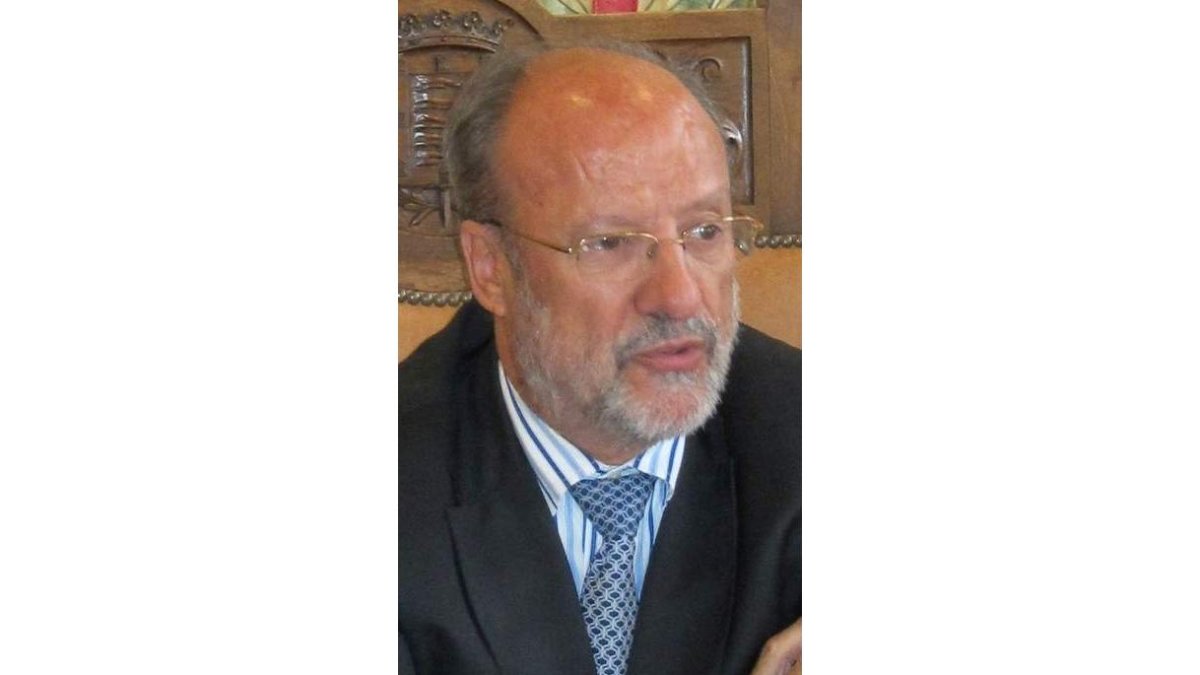 De la Riva pidió ayer disculpas por su alusión a León.
