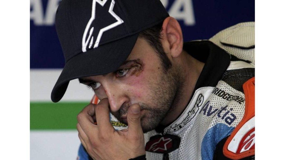 El piloto español Héctor Barberá (FTR Kawasaki), en su box durante el Gran Premio de España disputado en Jerez.