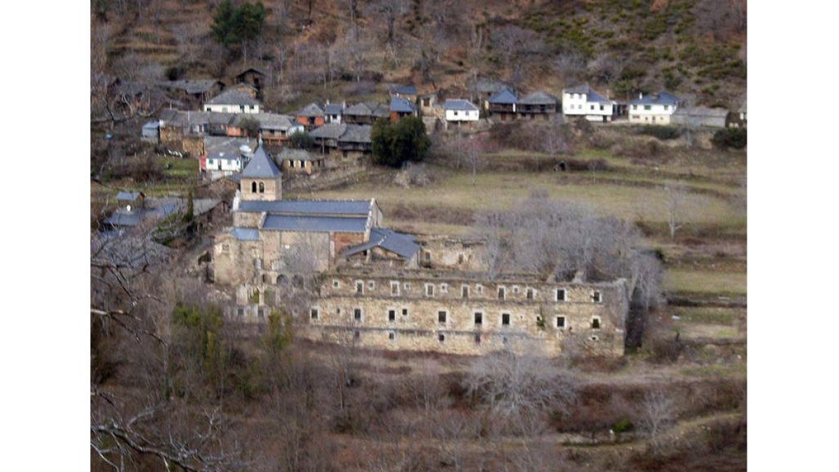 Imagen panorámica de Montes, con el monasterio al frente.