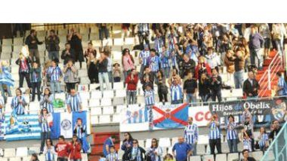 Un nutrido grupo de seguidores blanquiazules estuvo presente en la grada de Balaídos.