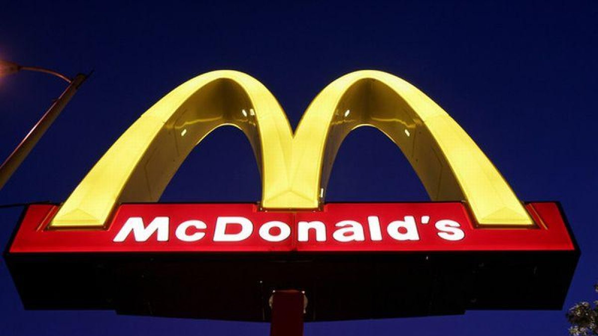 El logo de uno de los restaurantes McDonalds, en Chicago.
