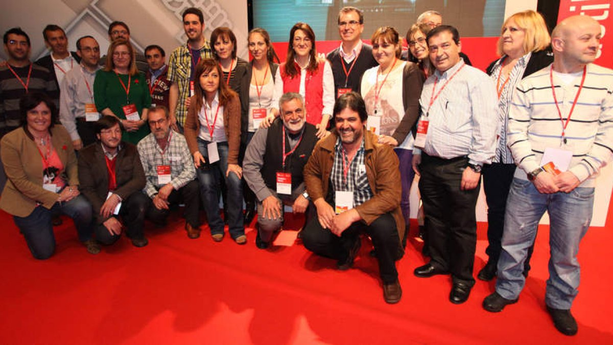 Parte de los delegados leoneses del sector oficialista posan junto a Soraya Rodríguez.