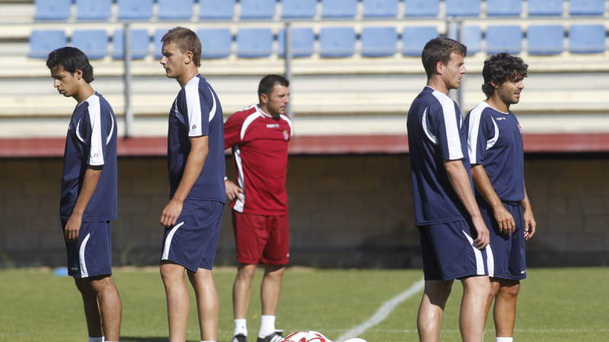 Luis Cembranos, en el centro, dirige uno de los entrenamientos de la Cultural en el Área Deportiva de Puente Castro.