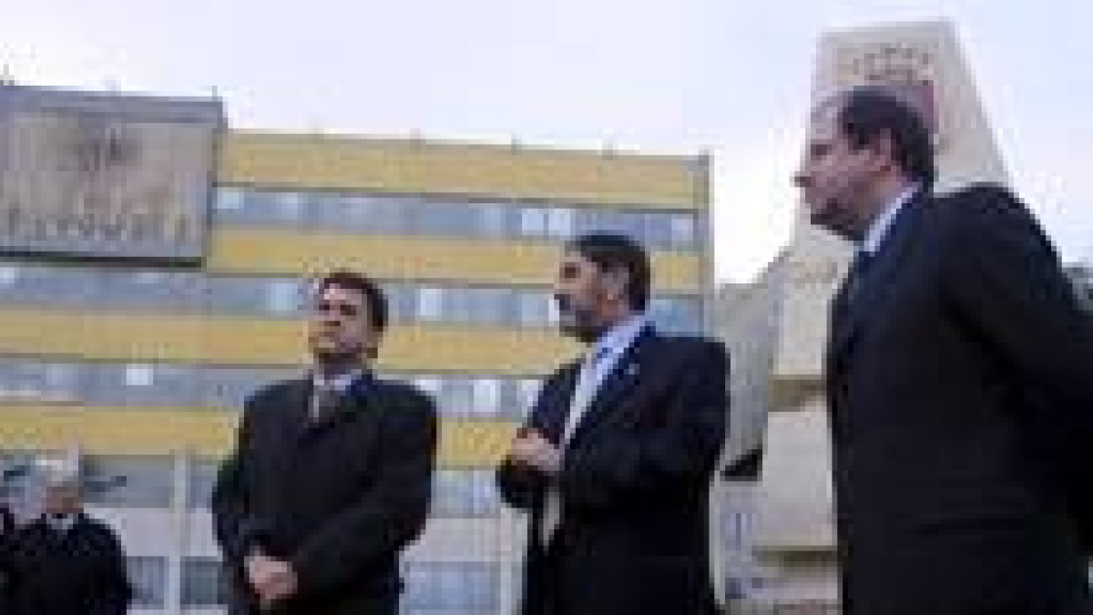 Riesco, Penas y Herrera, frente al edificio central del campus