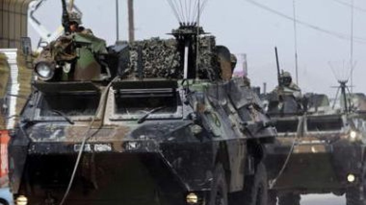 Vehículos militares transitan por Afganistán.
