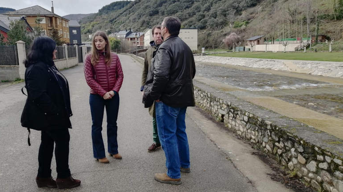 La delegada de la Junta, ayer, en su visita a Villafranca del Bierzo. DL