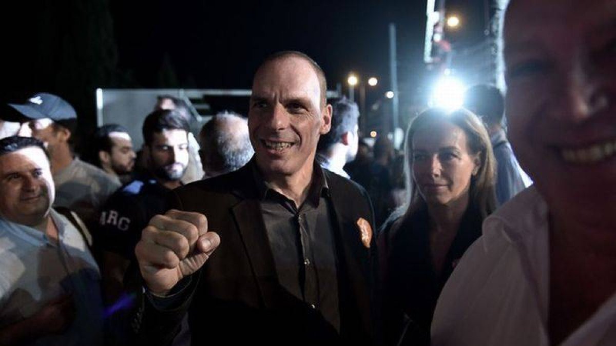 El ministro de Finanzas griego, Yanis Varoufakis, durante la manifestación por el 'no' este viernes en la plaza Sintagma de Atenas.