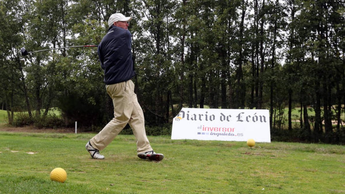 Uno de los 120 jugadores que participaron ayer en una nueva edición del Pro Am de Diario de León golpea la bola desde el hoyo de salida del torneo