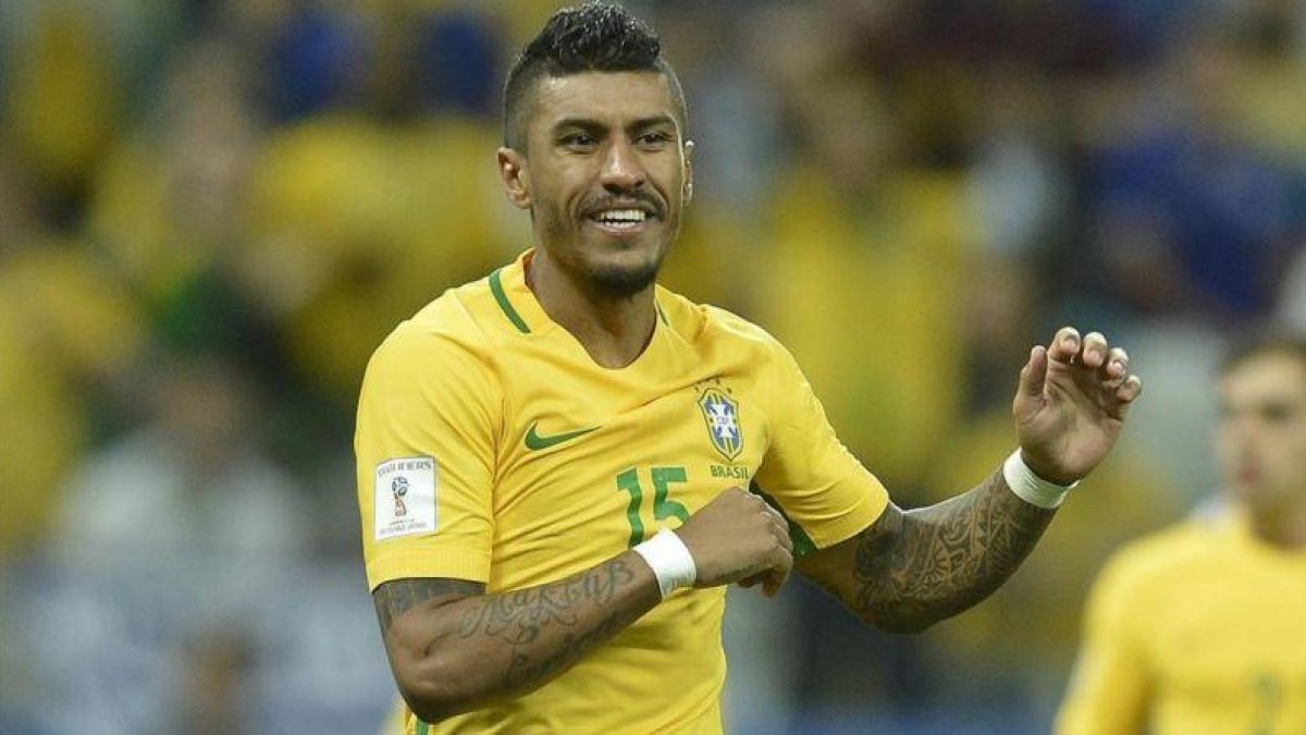 Paulinho, en un partido con la selección brasileña