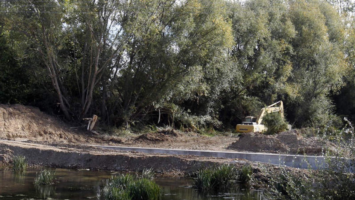Estado que presentaba la obra del azud en el río Tuerto el pasado día 15.
