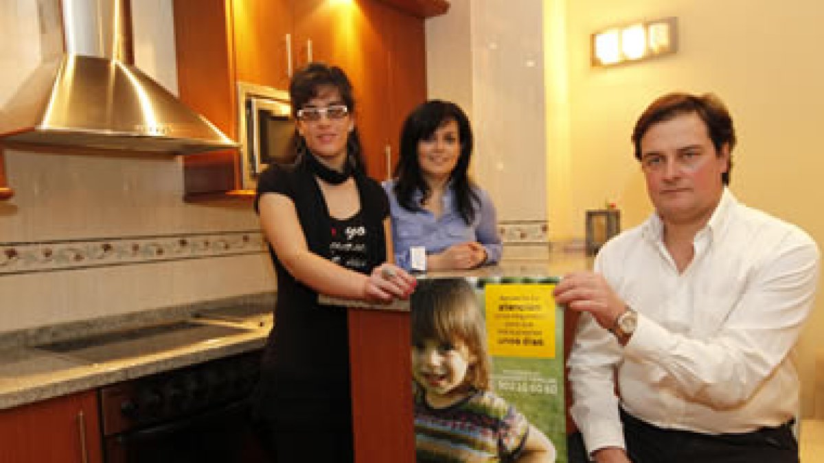 Lucía Fernández Luengo, Pilar Luengo y Juan Carlos Fernández, se estrenaron como familia de acogida