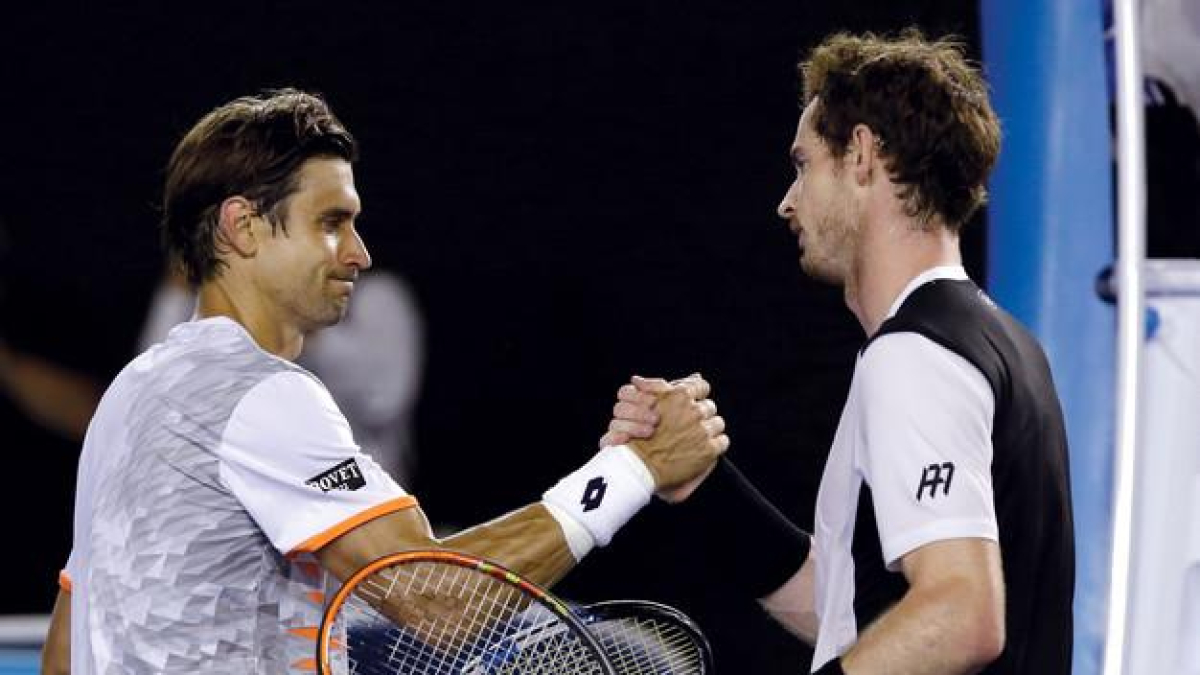 David Ferrer saluda a Andy Murray tras el partido, este miércoles en Melbourne.