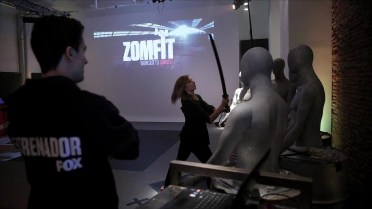 Imagen de uno de los ejercicios de 'Zomfit', el gimnasio montado por Fox para prmocionar la vuelta de 'The walking dead'