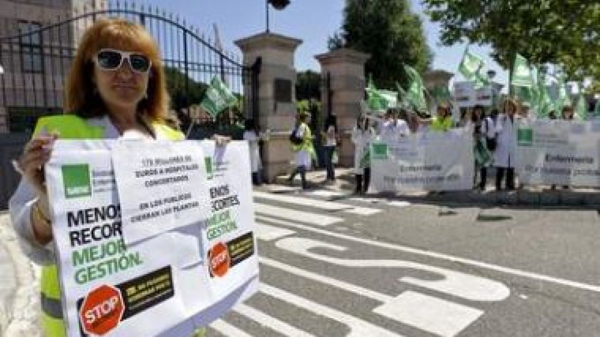 Representantes del Satse ayer a las puertas de la Junta en Valladolid.
