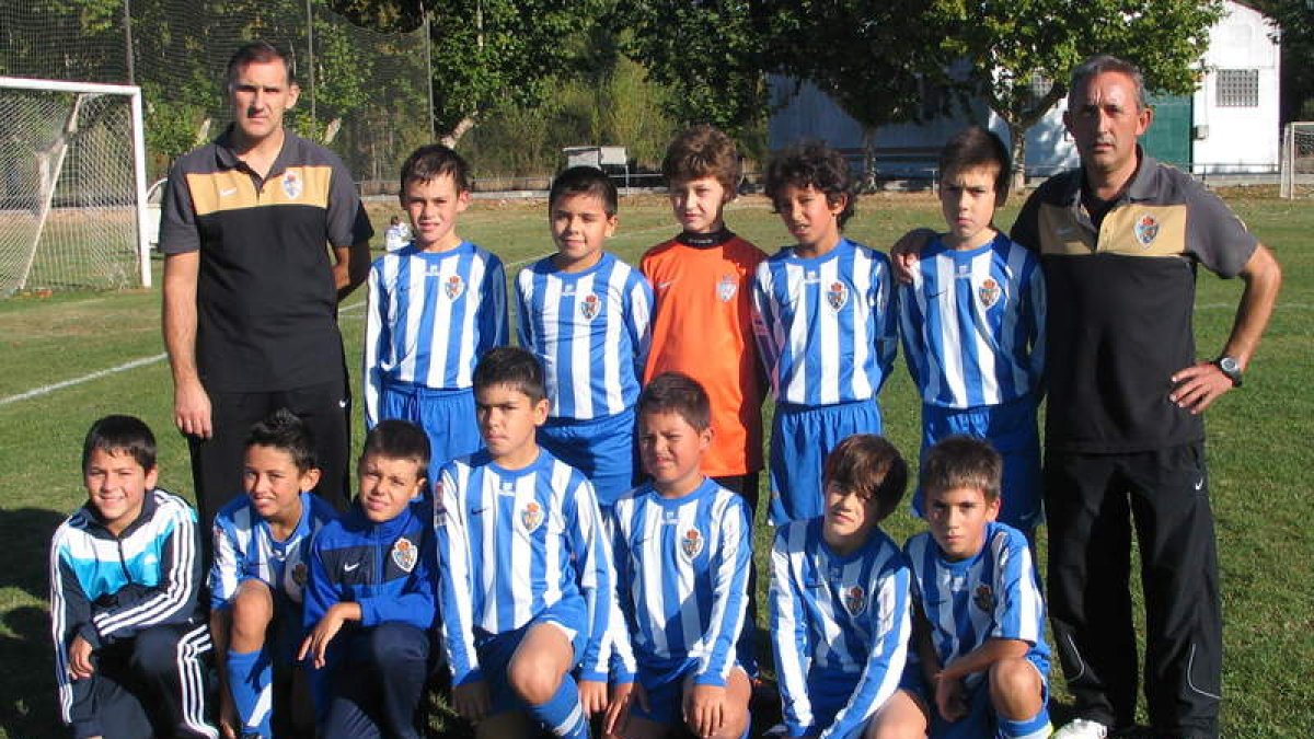 Formación de la Deportiva benjamín que comenzó la temporada con una victoria.