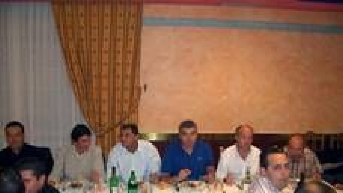 Los trabajadores y responsables de los autobuses urbanos comparten cena