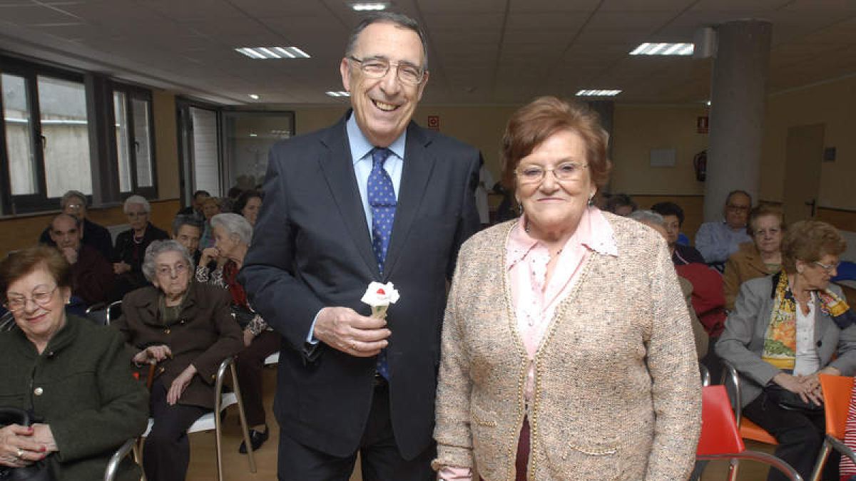 Francisco Muñoz y la presidenta de la Asociación del Alzhéimer, Mercedes García.