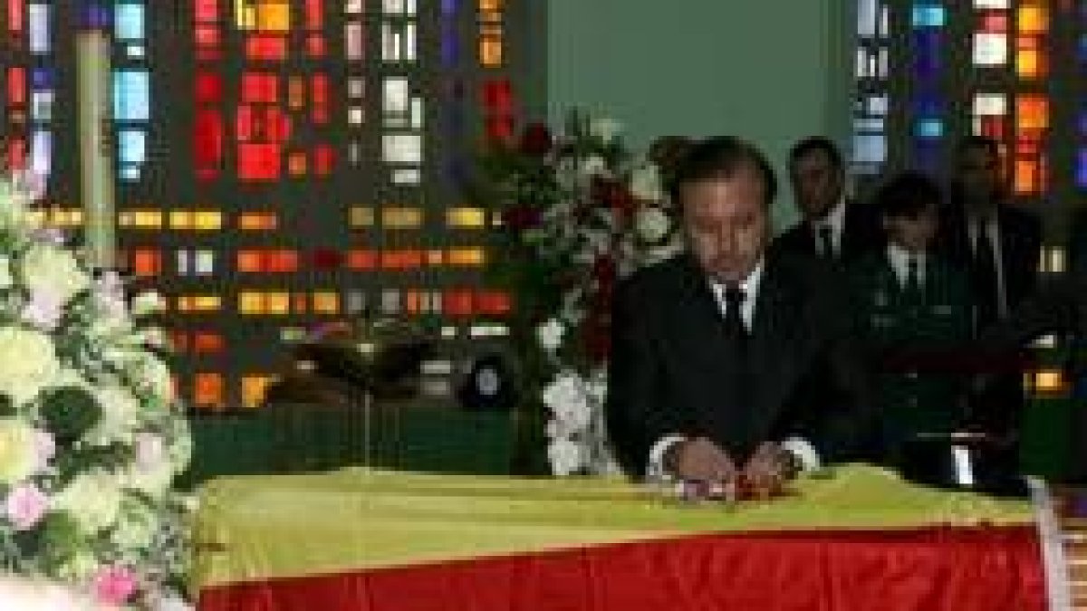 Mesquida coloca la distinción en el féretro del agente fallecido