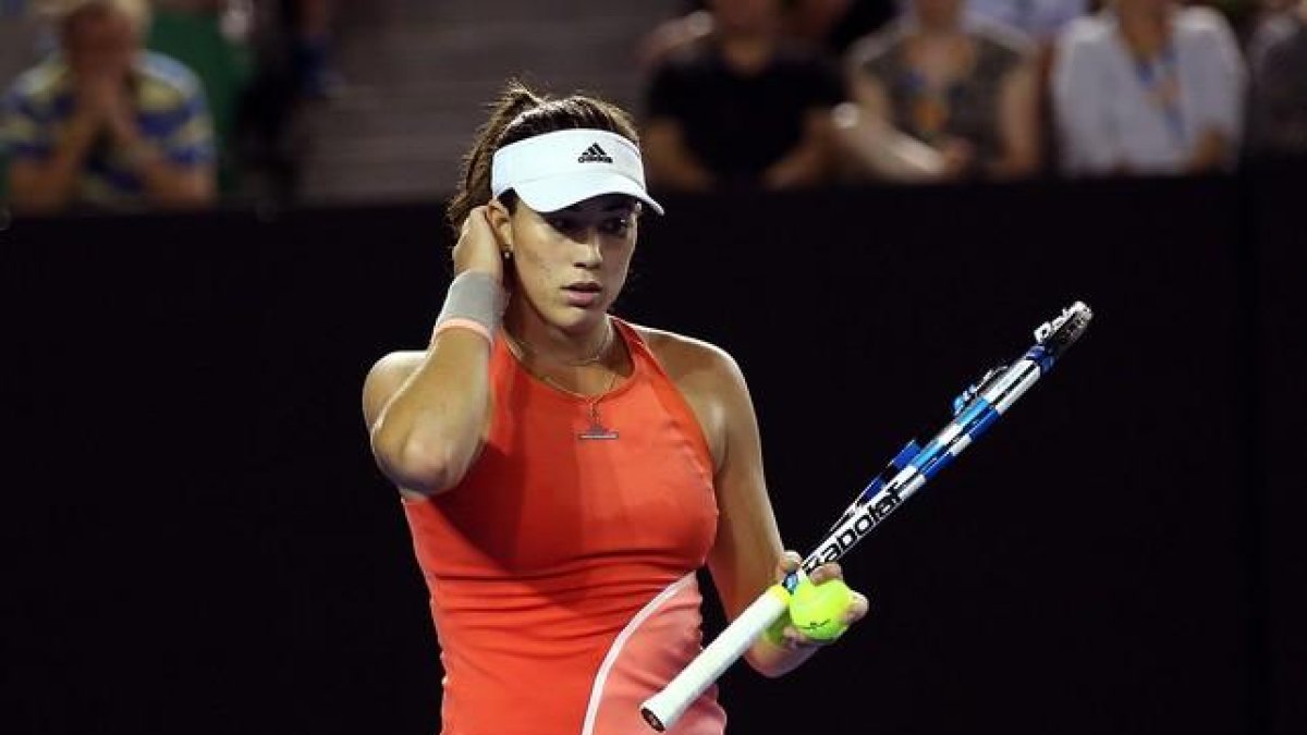 Muguruza se prepara para sacar contra la checa Barbora Strycova.